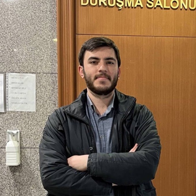 ulasskarasu's tweet photo. 📍 DÜNYA GAZETECİLER GÜNÜ'NDE GAZETECİYE VERİLEN ÖDÜL: TUTUKLULUK!

Gazeteci İsmail Arı, bir kez daha tutuklandı!

Gazetecilik; yalnızca haber yapmak değildir toplumun sesi olmaktır.  Ancak AKP iktidarının bugün Türkiye’ye reva gördüğü tablo; gerçeğin peşine düşen gazetecilerin cezaevine, halkın haber alma hakkının ise askıya alınmasıdır!

Artık mesele yalnızca gazetecilik mesleğinin baskı altına alınmasıyla sınırlı değildir. İnsanların özgürlüğünden, toplumun gerçeği öğrenme hakkından ve demokrasinin en temel güvencelerinden söz ediyoruz. Gazetecilere yönelen bu sistematik baskı, insan haklarına yönelik ağır bir saldırıya dönüşüyor.

Yargının siyasi iktidarın çıkarları doğrultusunda işletildiği, eleştirinin tehdit sayıldığı, bağımsız kalemlerin tutuklanma süreçleri ile karşı karşıya bırakıldığı bir düzenin adı özgürlük olamaz!

AKP’nin kara düzeninde susturulmak istenen yalnızca gazeteciler mi? Yoksa gerçeği öğrenen, sorgulayan ve hesap soran bir toplumun kendisi mi?

İsmail Arı yine çıkacak yine gerçekleri yazacak.
Dünya Gazeteciler Günü Kutlu Olsun (!!)
#GazetecilikSuçDeğildir
@ismailari_ @BirGun_Gazetesi