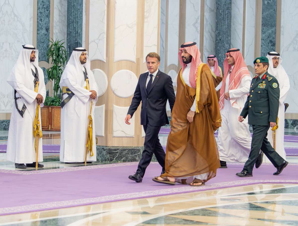 Bandaralgaloud's tweet photo. سمو سيدي #ولي_العهد يستقبل رئيس الجمهورية الفرنسية. https://t.co/AjzOsorNqt