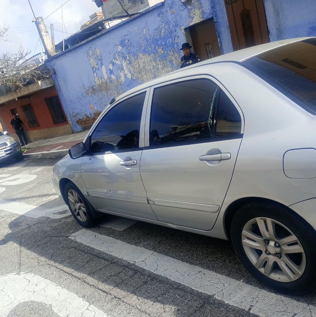 Ataque armado. ⭕️ 6 avenida entre 15 calle y 16 calle zona 12. 🚨 Automóvil tiene 5 disparos, conductor está ileso. Automovilista relata que colisionó la mot…