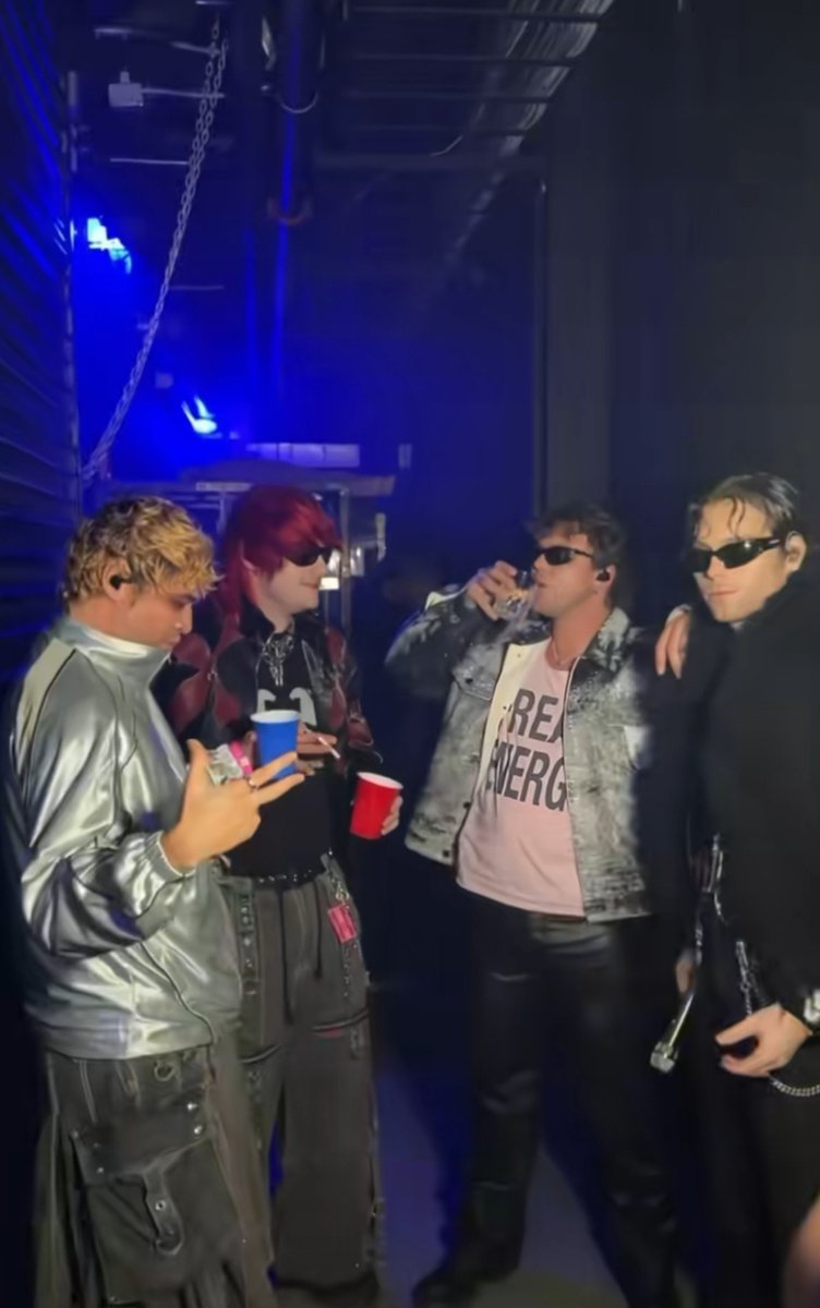 httpslukeh's tweet photo. my eyes can spot a cig in calums hands from miles away, its like a sport https://t.co/RmOtWN5Tz3