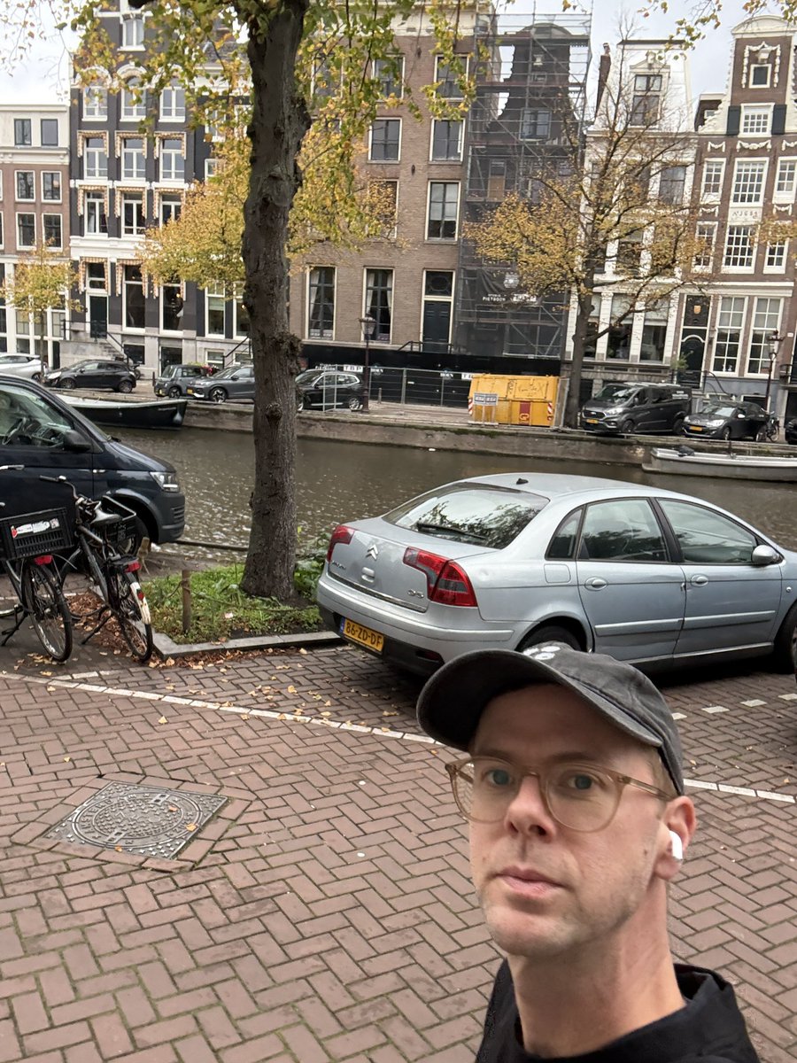 sofractures's tweet photo. Hi hi 

ADE? 

I like coffee and talking about music. Dm me if you are about https://t.co/V2RIR7ZJYS