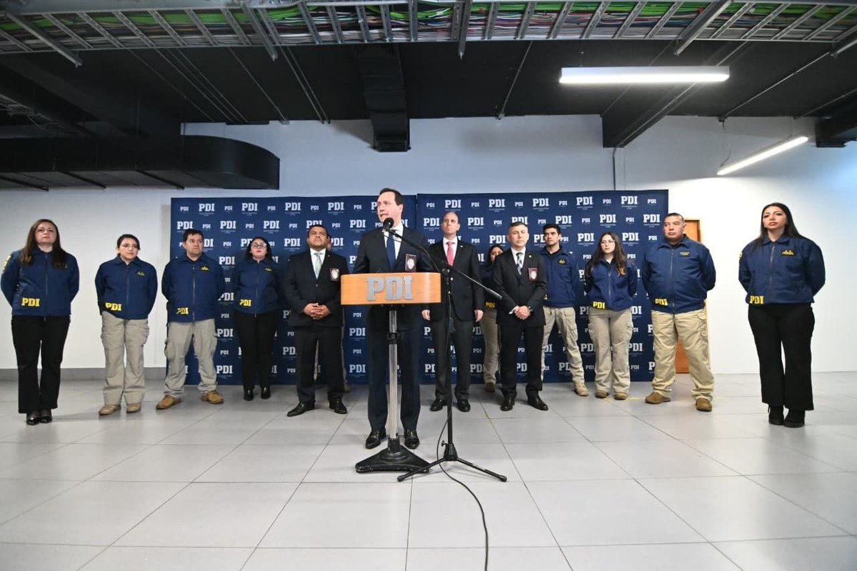 PDI_CHILE's tweet photo. 🔵 Fiscalización migratoria a nivel nacional | El Director General de la PDI, Eduardo Cerna Lozano, junto al ministro de Seguridad Pública, Martín Arrau,  entregaron un balance de los resultados del operativo nacional de fiscalización de extranjeros realizado para concretar un nuevo vuelo de expulsión programado para esta semana.

Estas acciones forman parte del trabajo coordinado para fortalecer el control migratorio y dar cumplimiento a la normativa vigente en el país.