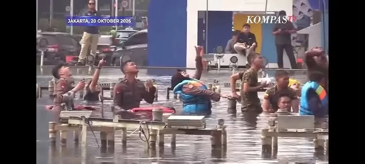 altramilk's tweet photo. Btw emang air bundaran HI tuh sedalam lautan api kah sampai harus pakai pelampung?? https://t.co/JFjEfXr7Lv