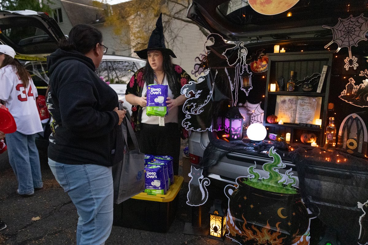 CTDCF's tweet photo. A HUGE thanks to all who made last night’s #TrunkOrTreat special! 👻🍭From candy &amp; #Halloween fun to essentials (toothbrushes, diapers, shampoo) we’re grateful to support our families. ✨🎃 It takes a village, &amp; we’re proud to be part of one that shows up for our CT families! 🧡 https://t.co/xdLClpWsn6