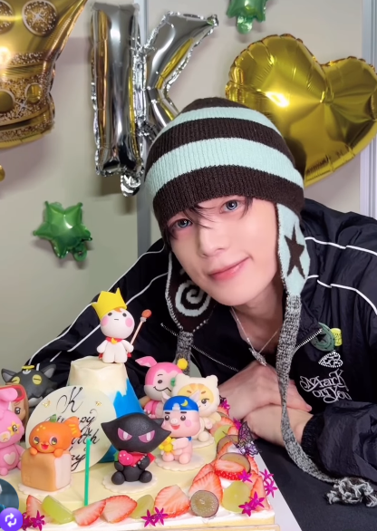 Kkorepo's tweet photo. 「&amp;TEAM」#K、キャラクター大盛りのかわいいケーキでハッピーバースデー（動画あり） 
#andTEAM 
🔗https://t.co/wicaMQxOQo https://t.co/SWf7bLHU7q