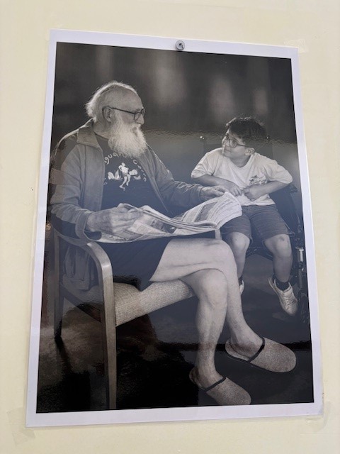 CHMartigues's tweet photo. Dans le cadre du projet de mobilisation nationale « Les vieux méritent mieux », un beau projet intergénérationnel a été mis à l’honneur, réunissant des enfants du centre social Lucia Tichadou, des personnes accueillies à l’AJA ainsi que des résidents de l’EHPAD  du Vallon. https://t.co/vkGlTiEDMT