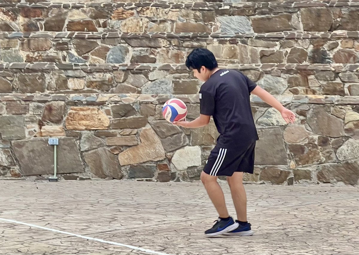 utvco's tweet photo. ¡La práctica deportiva forma parte de la formación de nuestra comunidad UTVCO!

Jóvenes realizan prácticas deportivas de voleibol, formándose con práctica, disciplina y dedicación. 

#ExcelenciaAcadémicaUnidadYTransformación #OrgulloUTVCO #SomosHalcones 🦅 https://t.co/Y0QBGqMTUl
