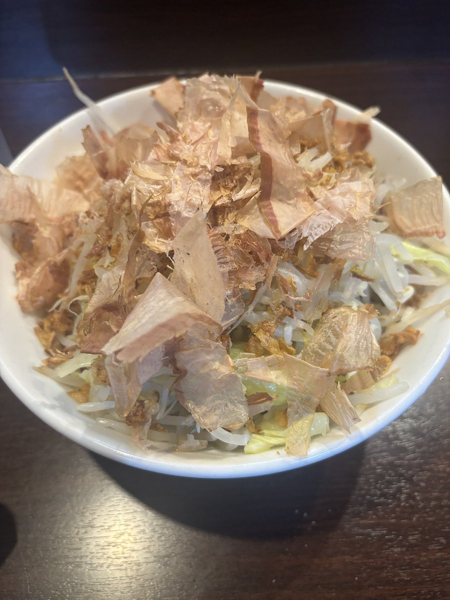 iwa_ryo_DM's tweet photo. ピコピコポン 汁なしジャンクヤサイカラメ

麺むっちりでスープの絡み⭕️ 鰹節の風味とカエシのパンチが好(ハオ)

豚も柔らかくも歯応えがありサクッと完食 https://t.co/Xh2kEIzQZL