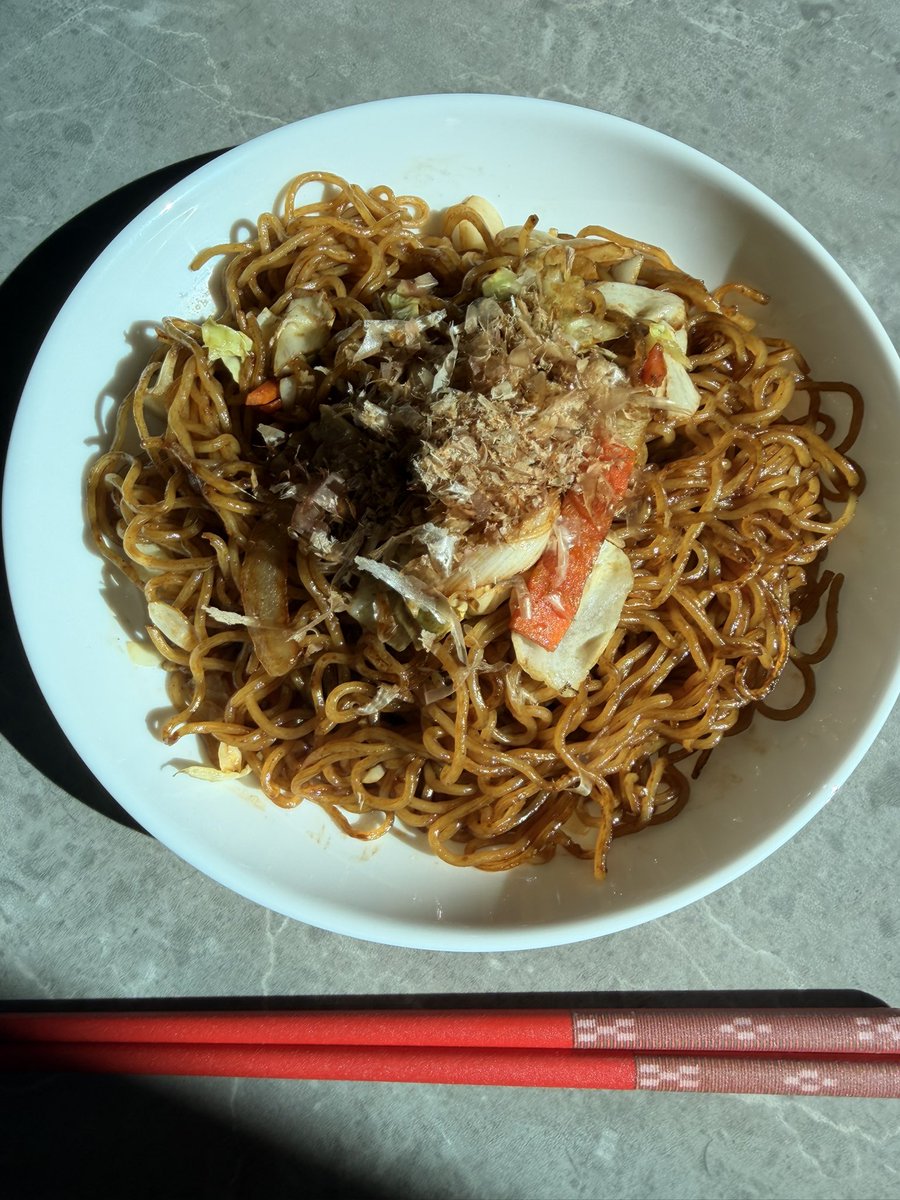 7ve_ke's tweet photo. いつもの【マルちゃん焼きそば】を過去イチ
美味しく作る方法聞いたんだけど、家にある調味料混ぜるだけで即試せるよ！レシピは、 https://t.co/ADh04ZG4o5