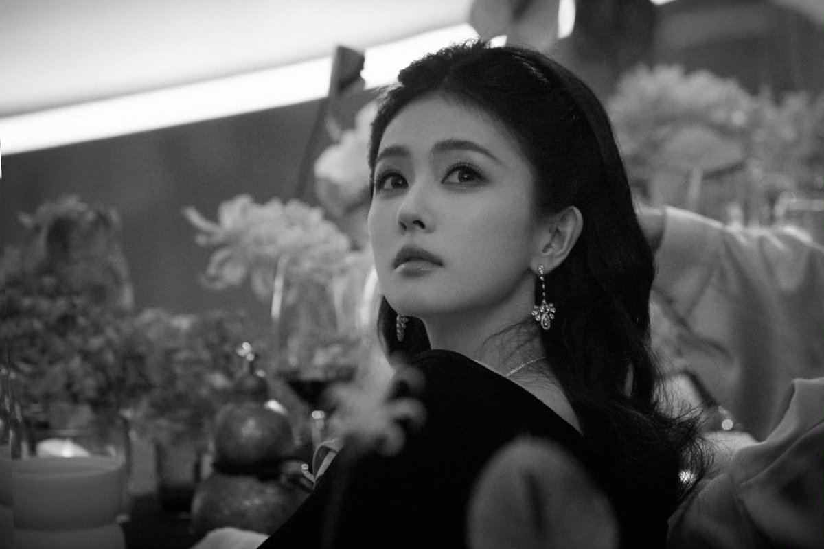 bailuniverse's tweet photo. 261021 | #bailu studio weibo update! (1/2)

“purple tulle embodies timeless elegance, while the camera captures bailu’s fashionable moments.” 

#BaiLuxBazaarGala2026
#BazaarFromChina2026 https://t.co/IHpXTS4cjz