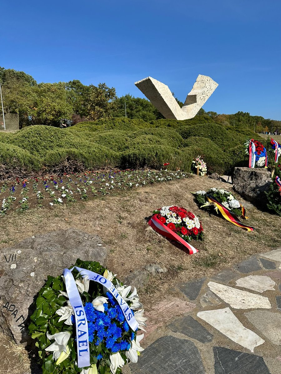 IsraelinSerbia's tweet photo. Povodom 85 godina sećanja na žrtve "Velikog školskog časa", ambasadorka Izraela u Srbiji, @AvivitBarIlan ,odala je poštu i položila venac stradalima.
​Na današnji dan, 21. oktobra 1941. godine, ispisano je jedno od najmračnijih poglavlja u srpskoj istoriji u  Kragujevcu. Prema surovoj nacističkoj naredbi o odmazdi, streljano je skoro 2.800 nevinih civila – Srba, Jevreja i Roma. Među njima je bilo i oko 300 đaka i njihovih profesora, odvedenih pravo iz školskih klupa na stratište.
​Srpska i jevrejska istorija tragično su isprepletane strahotama Drugog svetskog rata. To je bolna spona, ali veza koja učvršćuje naše duboko uzajamno razumevanje, zajedničko sećanje i posvećenost borbi protiv mržnje. 

​Neka im je večna slava. 🕊️🕯️

📷:Zoran Lazarević