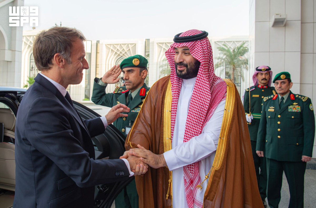 KSA's tweet photo. جانب من استقبال ولي العهد للرئيس الفرنسي https://t.co/NXsDM3rmXP