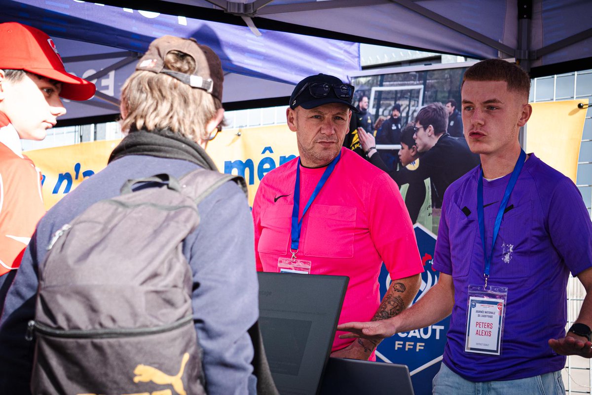 VAFC's tweet photo. 🟨 L’arbitrage à l’honneur au Hainaut ! 🟥

Une trentaine d’arbitres étaient présents samedi 17 octobre pour les Journées nationales de l’arbitrage. ⚽️

Animations sur le parvis, échanges avec le public et un jeune arbitre du District Escaut aux côtés des arbitres du match lors de l’entrée des équipes. 🙌

Une journée qui prolonge le partenariat entre le @VAFC et le @DistrictEscaut_, récemment concrétisé par le renouvellement de la convention qui unit les deux parties. 🤝