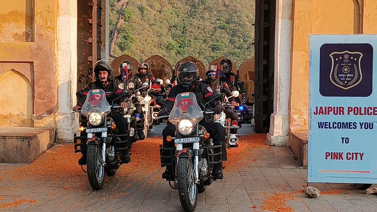 PoliceRajasthan's tweet photo. नशे के खिलाफ जंग, राष्ट्रीय एकता का संदेश! 🇮🇳

‘FIGHT AGAINST DRUGS’ के संकल्प के साथ निकली राष्ट्रीय मोटरसाइकिल रैली आज ऐतिहासिक पर्यटन स्थल आमेर पहुंची, जहां राजस्थान पुलिस बैंड की स्वरलहरियों, पुष्पवृष्टि और तिलक लगाकर राइडर्स का भव्य स्वागत किया गया।

केंद्रीय सशस्त्र पुलिस बलों, विभिन्न केंद्रीय पुलिस संगठनों एवं राज्य पुलिस के 250 राइडर्स की यह रैली युवाओं और आमजन को नशे के दुष्प्रभावों के प्रति जागरूक करने तथा राष्ट्रीय एकता का संदेश देने के उद्देश्य से निकाली जा रही है।

📍 22 अक्टूबर | सुबह 10 बजे
अल्बर्ट हॉल, रामनिवास बाग, जयपुर से महानिदेशक पुलिस, राजस्थान श्री @Rajeev_ips जी रैली को हरी झंडी दिखाकर अजमेर के लिए रवाना करेंगे।

जयपुर से अजमेर, चित्तौड़गढ़ और उदयपुर होते हुए गुजरात की ओर बढ़ने वाली इस रैली के दौरान विद्यार्थियों, युवाओं और आमजन के साथ संवाद कर नशामुक्त समाज का संदेश दिया जाएगा। राजस्थान पुलिस द्वारा रैली के सुचारु संचालन के लिए सुरक्षा, यातायात, एस्कॉर्ट, पार्किंग एवं आपातकालीन सहायता की व्यापक व्यवस्थाएं की गई हैं।

आइए, नशे के विरुद्ध इस जन-अभियान का हिस्सा बनें और एक स्वस्थ, सुरक्षित एवं नशामुक्त भारत के निर्माण का संकल्प लें।

नशे को ना, जिंदगी को हां! 🇮🇳

#RajasthanPolice #FightAgainstDrugs #DrugFreeIndia #नशामुक्तभारत