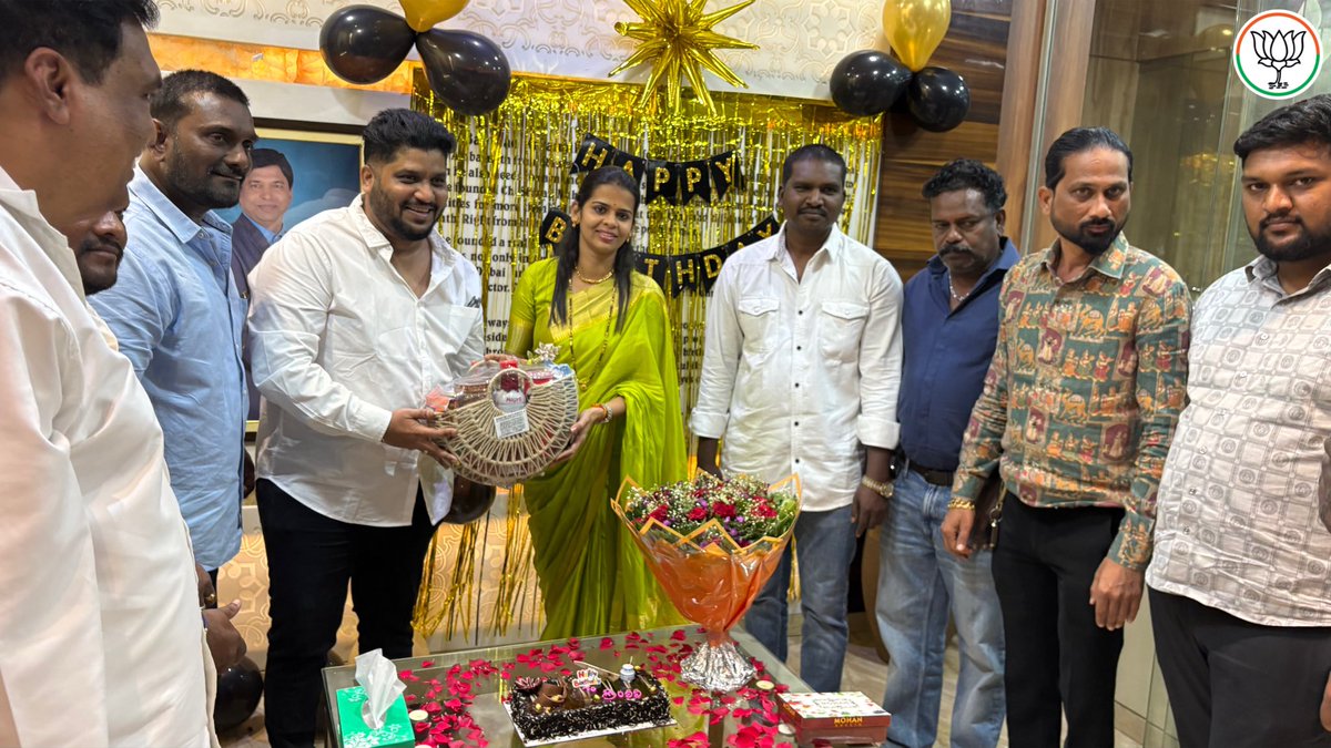 TejashriiK's tweet photo. 🎂🌸 वाढदिवसानिमित्त मिळालेलं प्रेम आणि आशीर्वाद! ❤️🙏

माझ्या वाढदिवसानिमित्त भेटून शुभेच्छा देणाऱ्या आणि भरभरून आशीर्वाद देणाऱ्या सर्व मान्यवरांचे मनःपूर्वक आभार! आपल्या सर्वांच्या प्रेमामुळे, आपुलकीमुळे आणि सदिच्छांमुळे हा दिवस माझ्यासाठी अधिक खास आणि अविस्मरणीय ठरला. 💐❤️

याप्रसंगी कुळगाव बदलापूर नगरपरिषदेच्या नगराध्यक्षा सौ. रुचिता घोरपडे, नियोजन व विकास समिती सभापती तथा नगरसेवक श्री. महेश फुलोरे,मागासवर्गीय समिती सभापती तथा नगरसेवक श्री. कबीर गायकवाड,नगरसेवक श्री. विपुल प्रदीप पाटील, श्री. उमेश पाटील, श्री. किरण राठोड,  नगरसेवक श्री. दिनेश गायकवाड, नगरसेविका सौ. पल्लवी लकडे,  आणि नगरसेविका सौ. संगीता किसन गायकर यांनी भेटून शुभेच्छा दिल्या.

आपल्या सर्वांचे प्रेम, विश्वास आणि आशीर्वाद हीच माझी खरी ताकद आहे. मनःपूर्वक धन्यवाद! 🙏🌺

CA सौ. तेजश्री विश्वजीत करंजुले पाटील
नगराध्यक्षा, अंबरनाथ नगरपरिषद 🪷

#वाढदिवस #मनःपूर्वकआभार #आपलेप्रेमआपलेआशीर्वाद #अंबरनाथ #तेजश्रीकरंजुलेपाटील