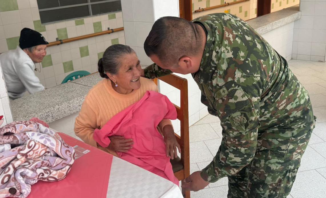 Ejercito_CAAID's tweet photo. Con gestos de solidaridad y cercanía, soldados del Batallón de Acción Integral N.°3 llegaron al Hogar San José de Ipiales, #Nariño, para compartir con 80 adultos mayores en una visita que reafirma el compromiso del @COL_EJERCITO con su bienestar.

 #SiempreATuLado 🇨🇴🫶 https://t.co/4vkniAbKGj