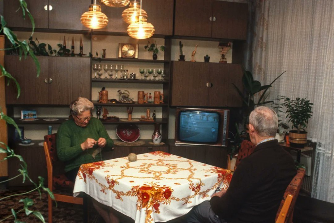 GDRvisuals's tweet photo. Retired couple at home in East Berlin, 1980s. https://t.co/p8nLps7beR