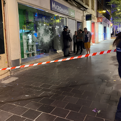 LMPositif's tweet photo. 🇨🇵 Une entreprise niçoise offre une nouvelle vitrine à un commerce pillé ! Après les violences du 17 octobre, Azur Alu a remplacé gratuitement les vitres endommagées du magasin Micromania, un beau geste de solidarité estimé à 10 000 euros ! 👏 (France 3)

📸 Alex Olijnyk https://t.co/JDj7KezHYs