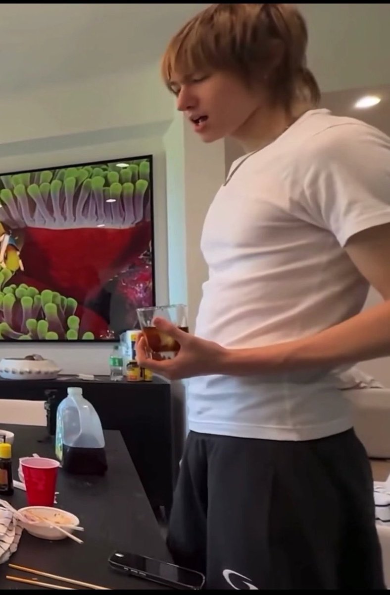 jamieufine's tweet photo. mrtin cooking ramnyeon so jamie can take a pretty selfie while watching him, jamie sit not faraway from kitchen so mrtin can still looking at his pretty gf. https://t.co/ErRtCmDCsI