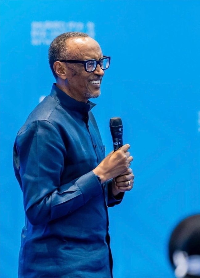Inkotanyi_Imena's tweet photo. UMUNYABIGWI WACU W'IBIGWI BIDASANZWE ♥️🇷🇼INKOTANYI CYANE, PREZIDA PAUL KAGAME UYU MUNSI NAMWIGIYEHO IRINDI SOMO RISHYA

Nateze amatwi inkuru His Excellency Paul Kagame yatubwiye muri #MeetThePresident y'umusore yareze mu kazi yagiriye inama yo guhindura gahunda y'ubukwe bwe akabukorera mu busitani bwa Presidency aho kubujyana muri hotel ihenze, ndetse n'ibindi bitari ngombwa nk'inzoga akabyihorera, nibuka amagambo umugabo witwa William Raduchel yavuze ngo "aho guhitamo akazi keza, uzahitemo umukoresha/boss mwiza"  Umuyobozi ushobora kukugira inama iri personal nk'iriya yo guhindura imitekerereza ndetse n'imyanzu ufata mu buzima, aruta cyane kwirukankira gusa akazi keza ariko umukoresha wawe nta kindi mupfana kitari umushahara. Urwo ni urugero ruto.  

Abanyarwanda dufite amahirwe adasanzwe yo kugira umuyobozi utekereza birenze kuri izo nshingano z'akazi bikagera no mu buzima busanzwe tubamo.   I am really inspired today. I should become a boss that is mature enough to even care and think beyond about my people.  Thank you to our amazing president for being more than just a leader, but a parent and mentor to all classes of people!  

We love him ❤️
Credit goes to Erickson Mugisha @EricksonMugish
