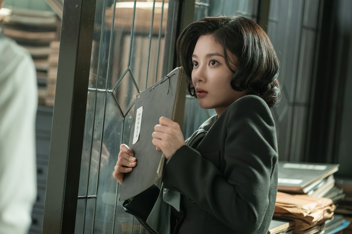 netflixth's tweet photo. แฟนซีรีส์ประวัติศาสตร์ ไม่ควรพลาดเรื่องนี้
กับภารกิจหลอกลวงเพื่อเอกราช ที่ได้รับแรงบันดาลใจจากเรื่องจริง ในยุคที่ทั้งโชซอน ถูกปกครอง และถูกยึดสิทธิ เสรีภาพจากต่างชาติ

โดยแผนการเสี่ยงตายนี้ มีตัวพลิกเกมเป็นโจรสาวจอมเจ้าเล่ห์ ที่ต้องเป็นสายลับให้กับกลุ่มกู้ชาติแบบไม่เต็มใจ ในการแฝงตัวเข้าไปในถิ่นศัตรูในฐานะล่าม เพื่อคาบข่าวสำคัญมาให้ชาวโชซอน

ท่ามกลางการเมืองที่ร้อนระอุ คำลวง และทุกๆ ฝ่าย ที่พร้อมจะเหลี่ยมใส่ เธอจะเอาตัวรอดได้ยังไง ไปลุ้นกับภารกิจรสขม ที่แทบไม่มีอะไรคาดเดาได้ ใน #100DaysofDeception ที่ #NetflixTH ครับ