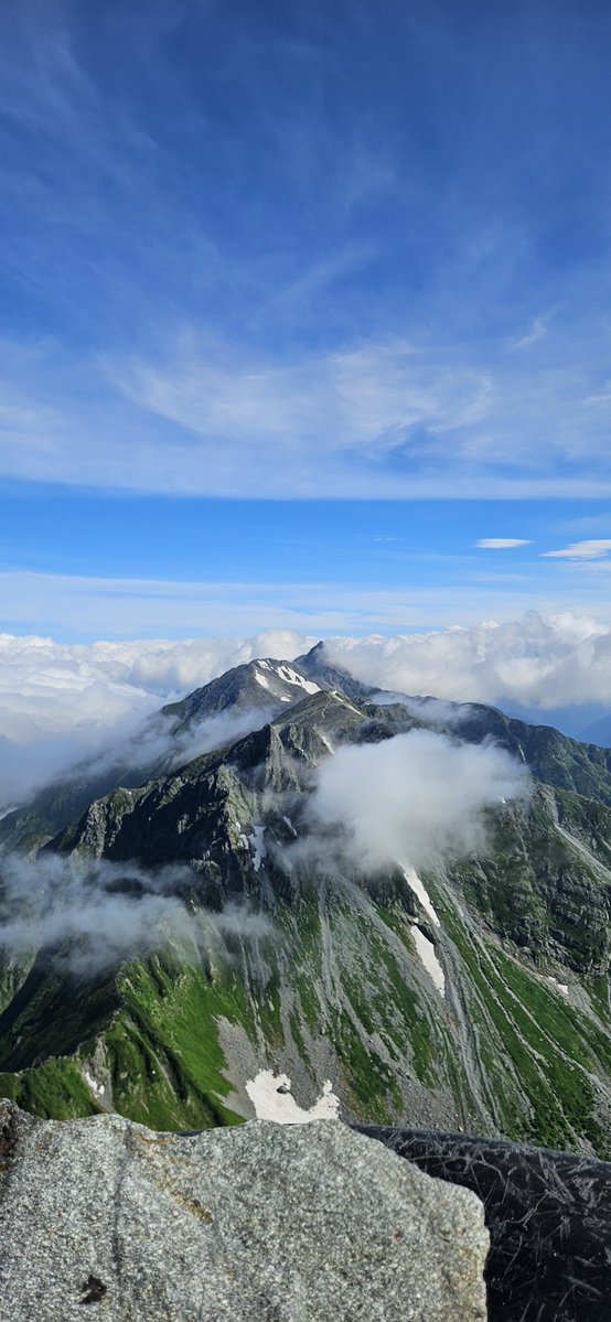 yu_camp412's tweet photo. 自分の中では��年の高山登山は終わりにしたけど、

印象的だったのは
北穂からの大キレット越しの槍ヶ岳
北岳と間ノ岳への稜線

距離も標高差もかなりのものだけど自分の目で見る価値はそれ以上

また何処かで行ければいいな https://t.co/5beH5wNKNH