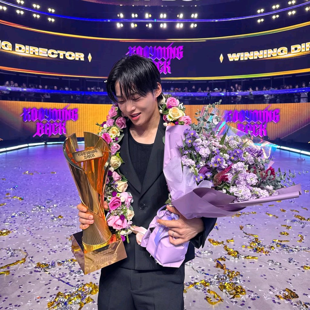 f4tyh97's tweet photo. 아 잠만.. 미치겠다 진짜
첫 미션때는 패배했는데
파이널때 승리해서 꽃과 트로피 들고있는거 봐.. https://t.co/OLvy8XJNQi