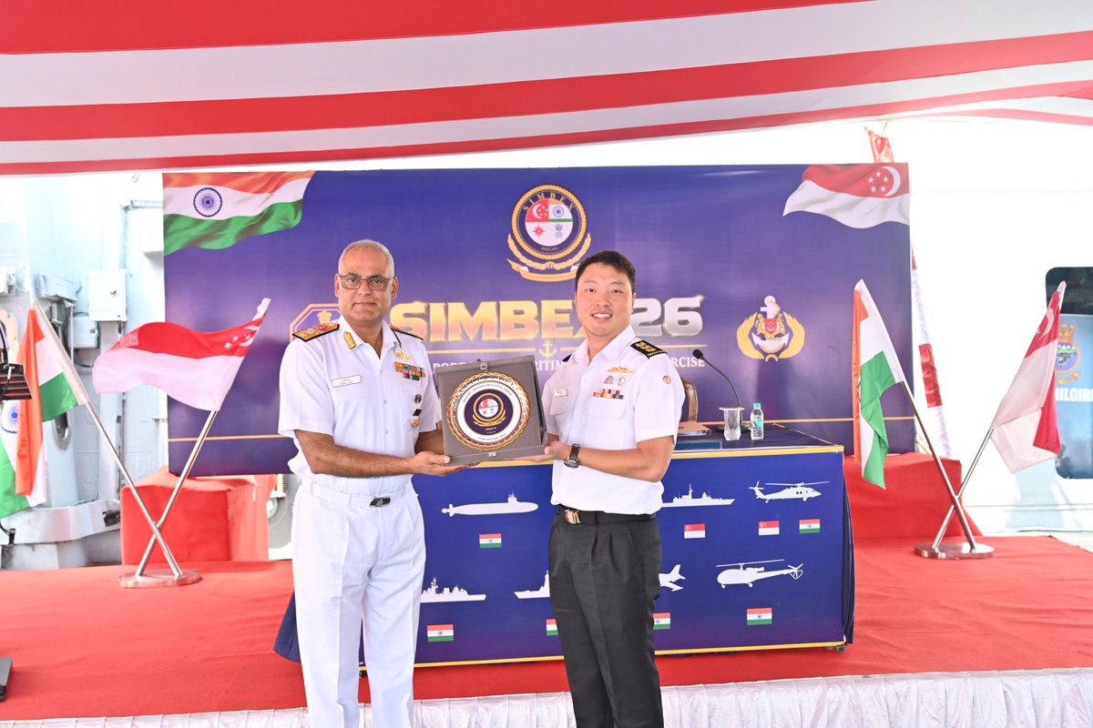 AasheeshTiwarii's tweet photo. Selamat Datang RSS Supreme to Visakhapatnam — the City of Destiny! 🇮🇳⚓🇸🇬
Republic of Singapore Navy’s Formidable-class stealth frigate #RSSSupreme (pennant 73) arrived today for the 33rd edition of #SIMBEX2026, hosted by the Indian Navy from 21–26 October.
Opening ceremony held onboard #INSNilgiri & #INSKamorta, attended by senior officers from both sides including the Eastern Naval Command’s Chief Staff Officer (Ops) and the RSN Fleet Commander.
From Exercise Lion King in 1994 to one of India’s longest uninterrupted bilateral naval exercises — SIMBEX has grown into a sophisticated multi-domain drill covering anti-submarine, anti-surface, anti-air warfare, and maritime security in the Bay of Bengal.
This edition deepens interoperability, professional ties, and shared commitment to a free, open, and secure Indo-Pacific under the #MAHASAGAR vision.
Bridges of Friendship in action. 🤝
#SIMBEX2026 #IndianNavy #SingaporeNavy #MaritimeSecurity #IndoPacific #Interoperability #BridgesOfFriendship #MAHASAGAR #Visakhapatnam
स्वागत है #RSSSupreme का विशाखापत्तनम — डेस्टिनी सिटी में! 🇮🇳⚓🇸🇬
रिपब्लिक ऑफ सिंगापुर नेवी का Formidable-class स्टेल्थ फ्रिगेट #RSSSupreme (पेनेंट 73) आज #SIMBEX2026 के 33वें संस्करण के लिए पहुँचा। भारतीय नौसेना की मेजबानी में 21–26 अक्टूबर तक चलेगा।
उद्घाटन समारोह #INSNilgiri और #INSKamorta पर हुआ। पूर्वी नौसेना कमान के चीफ स्टाफ ऑफिसर (ऑपरेशंस), सिंगापुर नेवी के फ्लीट कमांडर और दोनों देशों के वरिष्ठ अधिकारी मौजूद रहे।
1994 में Exercise Lion King के रूप में शुरू हुआ SIMBEX आज भारत का सबसे लंबे समय तक निर्बाध चलने वाला द्विपक्षीय नौसैनिक अभ्यास बन चुका है। बे ऑफ बंगाल में एंटी-सबमरीन, एंटी-सरफेस, एंटी-एयर वारफेयर और समुद्री सुरक्षा ड्रिल शामिल हैं।
यह अभ्यास इंटरऑपरेबिलिटी, पेशेवर संबंधों और #MAHASAGAR विजन के तहत सुरक्षित इंडो-पैसिफिक के साझा संकल्प को और मजबूत करता है।
मैत्��ी के सेतु सच में सक्रिय। 🤝
#SIMBEX2026 #IndianNavy #SingaporeNavy #MaritimeSecurity #IndoPacific #Interoperability #BridgesOfFriendship #MAHASAGAR #Visakhapatnam