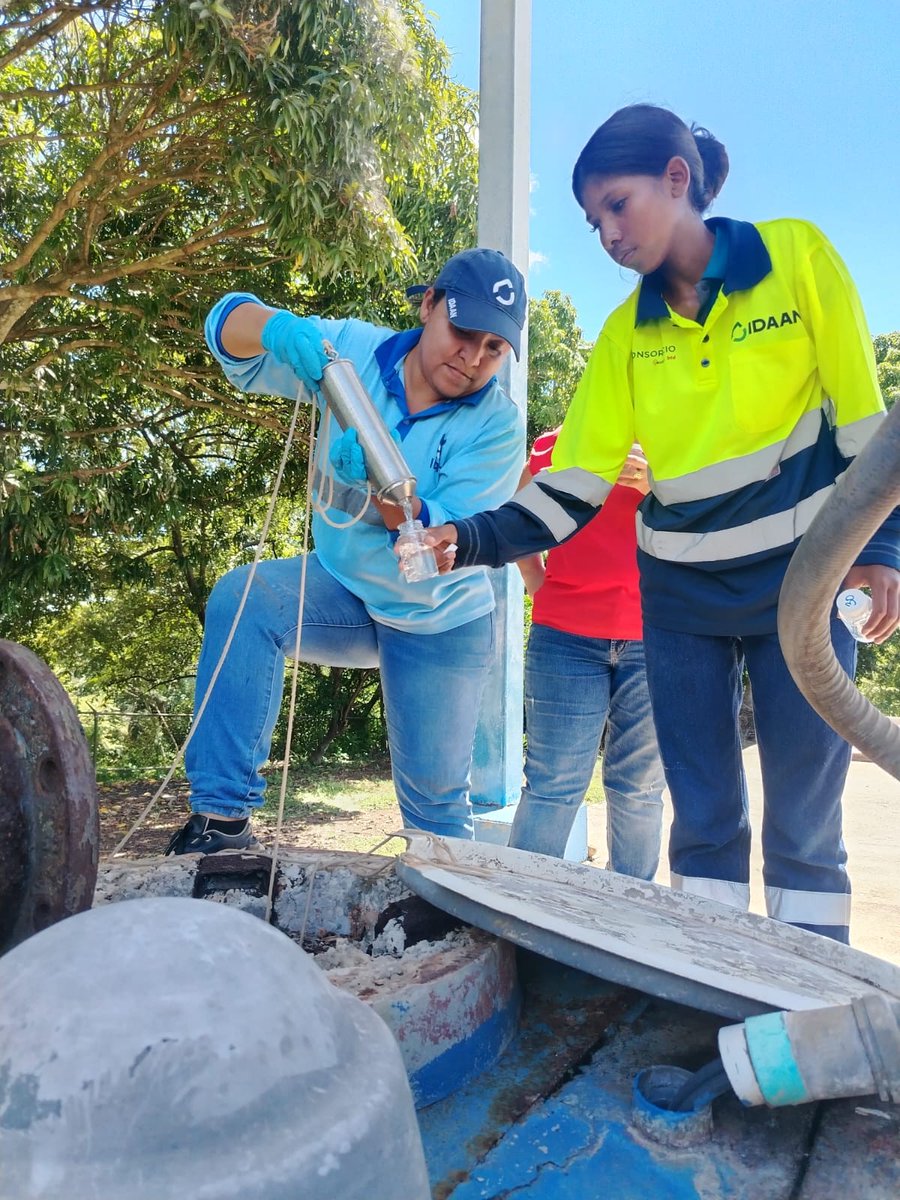 IDAANinforma's tweet photo. 📍 Coclé

📢 El equipo de calidad del agua, junto con la empresa responsable de las mejoras en el proyecto de rehabilitación de las plantas, realizó un muestreo en el tanque de agua tratada de la planta potabilizadora de Capellanía.

🧪 Este procedimiento se lleva a cabo con el objetivo de comprobar los parámetros físico-químicos y microbiológicos que aseguran la potabilización del agua.🚰

@311Panama