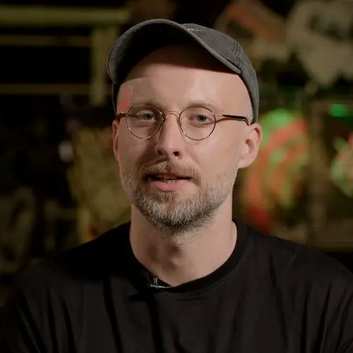 animeupdates's tweet photo. 'CYBERPUNK EDGERUNNERS 2' showrunner Bartosz Sztybor promises that Roman's backstory will never be revealed in the Cyberpunk franchise

"It will be kept secret."
"I would say that telling too much about himself, his past, his family would destroy the feelings of who he is." https://t.co/6m86365M3j