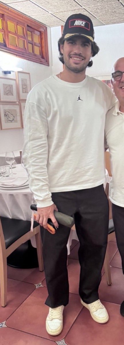 alcarazzitos's tweet photo. he has the girl’s grip 🎀 https://t.co/OqlCjTusBd