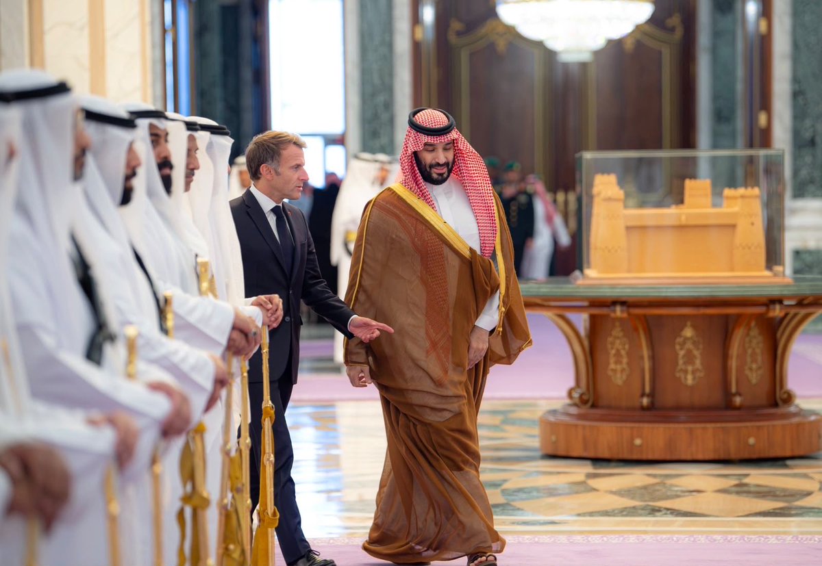 Badermasaker's tweet photo. سمو سيدي #ولي_العهد يستقبل رئيس الجمهورية الفرنسية. https://t.co/cFnBfn8naW