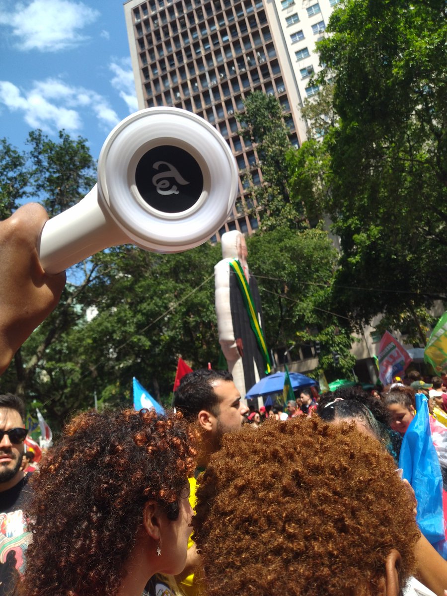 Putaquecuspiu's tweet photo. Fotos da passeata na Candelária, se mobilizar e ir para a rua é uma forma de resistência. Milhares foram mortos no Brasil por fazê-lo, então continuaremos tomando as ruas. Irmãos as ruas quantas vezes for necessário para manter nossa democracia.

Segue as fotos; 
1/2 https://t.co/9JWMrLhUq4