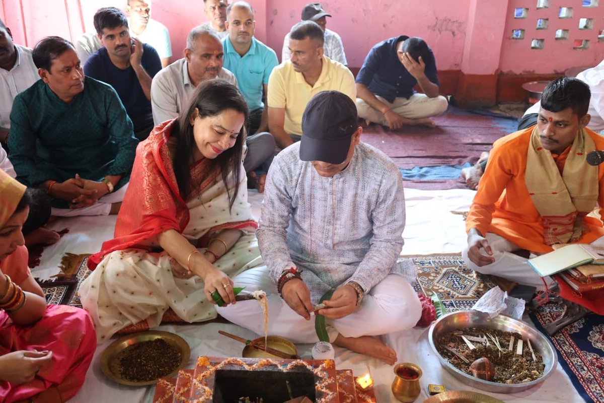 149_bn's tweet photo. 149वीं बटा. मुख्यालय में नवदुर्गा पूजा के पावन अवसर पर हवन एवं भंडारे का आयोजन किया गया जिसमे वाहिनी के सभी अधिकारियों एवं जवानों ने उत्साहपूर्वक भाग लिया तथा विधिवत पूजा-अर्चना कर सुख, शांति, समृद्धि एवं सभी के कल्याण की कामना की। @crpfindia @Intcelljht @DIGOPSDBRCRPF https://t.co/vhmePtzxou