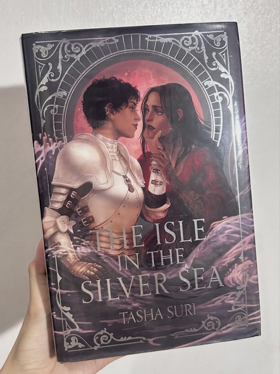 lorelillies's tweet photo. cr: the isle in the silver sea by tasha suri

im very excited and this edition is so pretty 🤩 https://t.co/YoAVb9ylGU