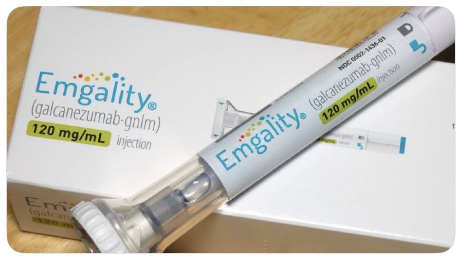 DrAlkhodairy's tweet photo. AI Overview

علاج جديد وفعال للصداع النصفي ( الشقيقة):  وهي إبرة إيمجاليتي (Emgality) هي علاج بيولوجي حديث يُستخدم بشكل أساسي للوقاية من نوبات الصداع النصفي (الشقيقة) وصداع العنقود لدى البالغين. 
المعلومات الأساسية عن الدواء:
•الاسم العلمي: جالكانزوماب (Galcanezumab) وهو مضاد وحيد النسيلة يمنع نشاط بروتين (CGRP) المسبب لتحفيز نوبات الشقيقة.
•الشكل الصيدلاني: قلم حقن تلقائي أو حقنة مملوءة مسبقاً (120 ملجم/1 مل).
•طريقة الاستخدام: تُحقن تحت الجلد في مناطق مثل (المعدة، الفخذ، العضد، أو اي مكان معتاد للابر ).
•طريقة التخزين: تُحفظ في الثلاجة (بين 2 و8 درجات مئوية)، ويمكن حفظها خارج الثلاجة بدرجة حرارة تصل إلى 30 مئوية لمدة أقصاها 7 أيام، ويمنع تجميدها.
•السعر في السعودية: قد يصل إلى حوالي 1,343.05 ريال سعودي (متوفرة في بعض الصيدليات التجارية ويُصرف مجاناً للمواطنين السعوديين والمقيمين الذين لديهم تأمين صحي في بعض صيدليات القطاع العام 

الجرعات المعتادة:
•للصداع النصفي: جرعة أولية (تحميل) مقدارها 240 ملجم (تُحقن على شكل قلميين منفصلين في نفس اليوم)، تليها جرعة صيانة شهرية بمقدار 120 ملجم مرة كل شهر.
•للصداع العنقودي: جرعة أولية 300 ملجم، تليها حقنة شهرية. 

الآثار الجانبية الشائعة:
•ألم، احمرار، أو تورم خفيف في مكان الحقن.
•احتمالية الإصابة بالإمساك أحياناً. 
(ملاحظة: هذا الدواء يُصرف ويُستخدم حصرياً تحت إشراف ووصفة طبية مختصة