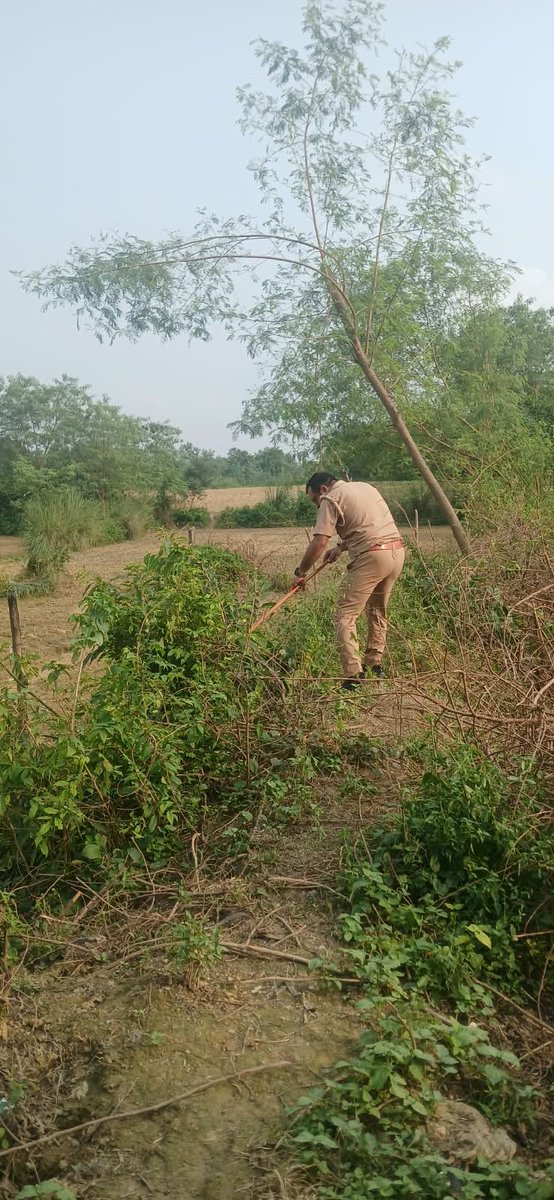 upexcise's tweet photo. अमेठी - आबकारी विभाग-(21-10-2026)
आबकारी आयुक्त , उ०प्र० के निर्देश  पर प्रदेश भर में अवैध शराब के विरुद्ध चलाये जा रहे प्रवर्तन अभियान के अंतर्गत, जिलाधिकारी अमेठी  व उप आबकारी आयुक्त अयोध्या  प्रभार के निर्देशन तथा पुलिस अधीक्षक व जिला आबकारी अधिकारी, अमेठी में अवैध कच्ची शराब की बिक्री एवं तस्करी के रोकथाम हेतु आज दिनाँक 21/10/2026 को जनपद अमेठी में गठित आबकारी टीम द्वारा ग्राम -त्रिलोकपुर, अन्नी बैजल, औरंगाबाद व हंसा का पुरवा  में आकस्मिक दबिश दी गयी । क्षेत्र- 3 के थाना- मुसाफिरखाना  के अंतर्गत ग्राम -औरंगाबाद व हंसा का पुरवा  से लगभग 56ली० अवैध कच्ची शराब  बरामद की गई तथा  लगभग150किलो ग्राम लहन महुआ मौके पर नष्ट किया । इस कार्यवाही मे 03 अभियोग आबकारी अधिनियम में पंजीकृत किए  तथा ग्राम वासियो को अवैध शराब पीने से होने वाले दुष्प्रभावों के बारे में जागरूक करते हुए विभाग के  टोल फ्री नम्बर अथवा संबंधित निरीक्षक के मोबाइल नम्बर पर अवैध शराब के निर्माण करने व बेचने की रोकथाम हेतु  सूचना देने की अपील की गई l
        उक्त  दबिश की कार्यवाही मे  श्री पंकज विवेक (प्रभारी आबकारी निरीक्षक क्षेत्र-3) व समस्त आबकारी  स्टाफ रामनाथ मौर्या व शमशेर कुमार (प्रधान आबकारी सिपाही)संजय सरोज व सर्वेश वर्मा (आबकारी सिपाही )सामिल रहेl

@upgovt @nitinagarwal_n @chiefSecyUP
@infodeptup @uppolice @DmAmethi