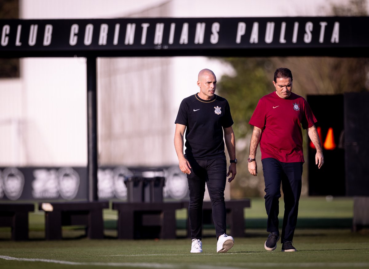 FabioLazaro_'s tweet photo. 🥅⚫ NOVO PROTAGONISTA

Julio Cesar ganha espaço no Corinthians após demissão de Marcelo Paz

Ex-goleiro assumirá mais funções no futebol, com atuação mais próxima do elenco e da rotina do CT. .

🔗 https://t.co/n0h5bbRcN1 https://t.co/xtITZLEp98