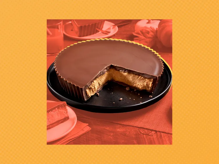 weekley's tweet photo. .@reeses is bringing back its massive Milk Chocolate Peanut Butter Pie, five years after selling out in hours. The 52-ounce treat debuted in 2021, with only 3,000 made. It serves 48 people and can be enjoyed at room temperature or frozen.  #INorOUT on #HOTLINE at 4:25. https://t.co/qsrSyVkk7Z