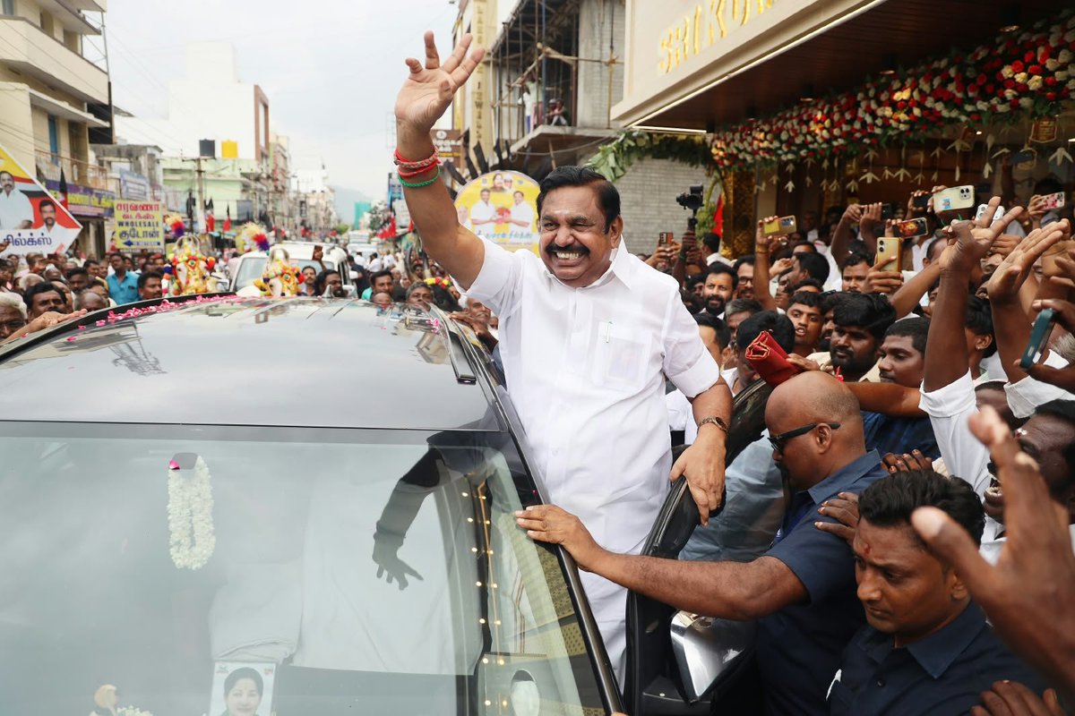 AIADMKOfficial's tweet photo. மாண்புமிகு கழகப் பொதுச்செயலாளர் புரட்சித் தமிழர் @EPSTamilNadu அவர்கள்

மகுடஞ்சாவடி வடக்கு ஒன்றியக் கழகச் செயலாளர் திரு. P. செல்வகுமார் (எ) மணிகண்டன் அவர்களால், இளம்பிள்ளையில் புதியதாக கட்டப்பட்டுள்ள ‘ஸ்ரீ குமரன் சில்க்ஸ்'-ஐ ரிப்பன் வெட்டி. குத்து விளக்கேற்றி திறந்து வைத்தார். தொடர்ந்து, நிறுவன உரிமையாளர்களுக்கு தமது நல்வாழ்த்துகளை தெரிவித்துக்கொண்டார்.