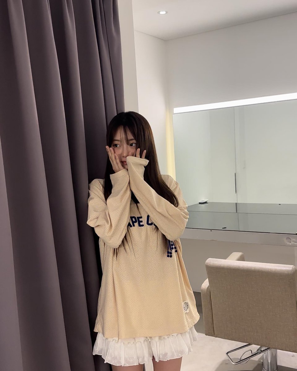 Yibyun's tweet photo. 보들보들 베이지빛 오버핏 티 아래로 하늘하늘 레이스 프릴이 빼꼼, 마음까지 간질간질 몽글몽글해지는 오후예요. 괜히 쑥스러워 볼이 발그레 물드는 날엔, 솜사탕처럼 달콤한 기분이 사르르 번져요. 오늘도 소복소복 설렘을 담아서, 살랑살랑 사랑스럽게 하루를 시작해봐요. https://t.co/YTF9zoVOnS