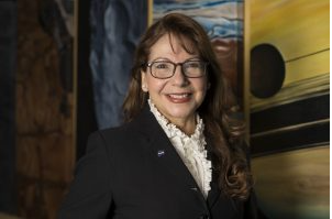 dsbe19631's tweet photo. Y sigo con mi muro de colombianos que deben ser reconocidos y ocupar un muro grande en los museos. Le llego el turno a las mujeres:
En su orden.
 1. Adriana Ocampo es una geóloga planetaria colombiana que ha jugado un papel crucial en la exploración espacial. Como directora del programa de ciencia de la NASA, ha participado en importantes misiones que han estudiado cuerpos celestes como Plutón y Júpiter. Ocampo ha sido una figura clave en la investigación del cráter de Chicxulub, el impacto que acabó con los dinosaurios. Su trabajo ha demostrado que el talento colombiano no tiene límites y que las mujeres pueden liderar en la ciencia y la tecnología a nivel mundial.
2. Nubia Muñoz es una epidemióloga colombiana cuyo trabajo ha sido fundamental en la lucha contra el cáncer de cuello uterino. Sus investigaciones sobre el virus del papiloma humano (VPH) fueron la base para el desarrollo de la vacuna contra el VPH, que ha salvado millones de vidas en todo el mundo. Su dedicación y pasión por la ciencia han convertido a Muñoz en una de las científicas más reconocidas a nivel internacional.
3. Ana María Rey es una física colombiana que ha alcanzado reconocimiento global en el campo de la física cuántica. Su trabajo en la manipulación de átomos ultrafríos ha abierto nuevas posibilidades en la computación cuántica y la metrología. Rey ha sido galardonada con importantes premios científicos y su investigación sigue impulsando el conocimiento en una de las áreas más avanzadas de la ciencia moderna. Su historia es una inspiración para las mujeres interesadas en la física y la tecnología.

El impacto de estas mujeres demuestra que el talento, la pasión y la perseverancia pueden abrir puertas en cualquier disciplina. Estas líderes colombianas han dejado una huella imborrable en la historia del país y del mundo.