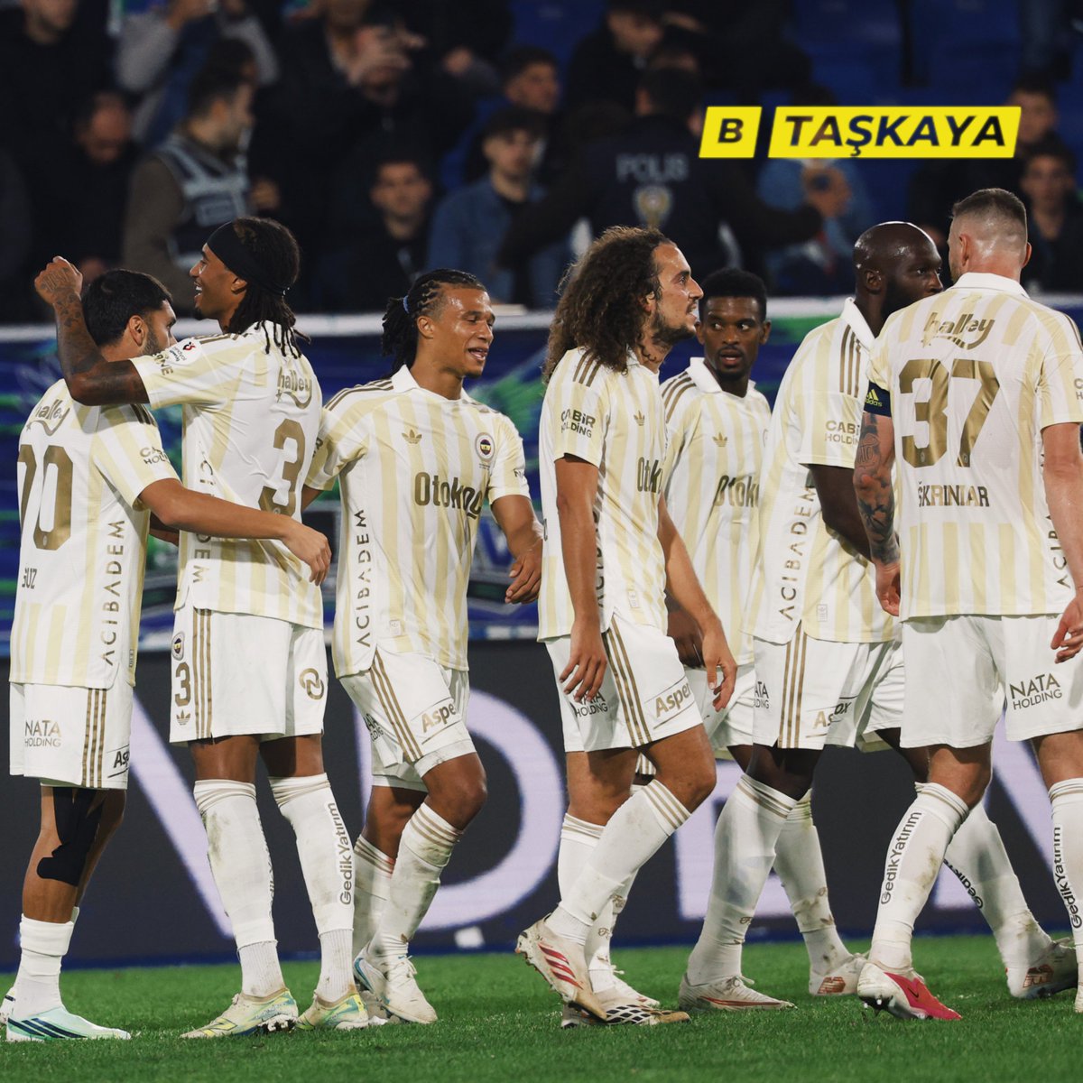 BersanTaskaya's tweet photo. 💥 'BİZİM HOCAMIZ İSMAİL KARTAL'

🚨 ÖZEL | Samandıra’dan aldığım teyitli bilgiye göre; İsmail Kartal ile futbolcular arasında kopukluk yaşandığı iddialarının ve dün akşam yükselen istifa seslerinin aksine, Fenerbahçeli futbolcular hocalarına inanıyor, güveniyor ve seviyor.

👀 Futbolcular, "Bizi 18 yıl sonra Şampiyonlar Ligi'ne götüren hoca bu. Bizim hocamız İsmail Kartal" ifadesini kullanmış.  @trhaber_com