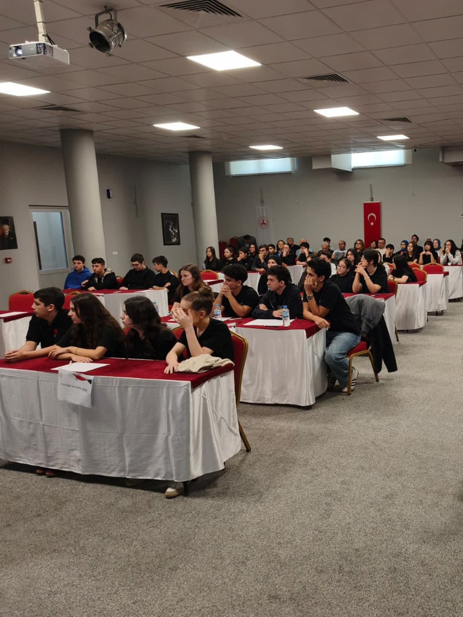 giresun_mem's tweet photo. Liseler Arası Tabiat ve Yaşanabilir Çevre Bilgi Yarışması Merkez İlçe Etabı Tamamlandı

Ülkemizin ev sahipliğinde gerçekleştirilecek #COP31 hazırlıkları kapsamında, öğrencilerimizin iklim değişikliği, sürdürülebilirlik ve çevre bilinci konularındaki farkındalıklarını artırmak amacıyla düzenlenen Liseler Arası Tabiat ve Yaşanabilir Çevre Bilgi Yarışması’nın merkez ilçe etabı tamamlandı.

🏆21 Ekim 2026 Çarşamba günü Yeşil Giresun Turizm Mesleki ve Teknik Anadolu Lisesinde yapılan yarışmaya merkez ilçemizdeki 15 lisemiz katıldı. Yarışma sonucunda #Giresun Fen Lisesi birinci olarak 26 Ekim 2026 tarihinde düzenlenecek il yarışmasına katılmaya hak kazandı.

Yarışmaya katılan tüm öğrencilerimize, emeği geçen öğretmenlerimize ve idarecilerimize teşekkür eder; birinci olan Giresun Fen Lisesini tebrik ederek il yarışmasında başarılar dileriz.

#YarınlaraEğitimleGiresun #MEBCOP31

@tcmeb @Yusuf__Tekin @turkiyecop31 @TC_giresun @ValiMustafaKoc @ercanturk28 @cftcblnt @ozgurtokgoz52