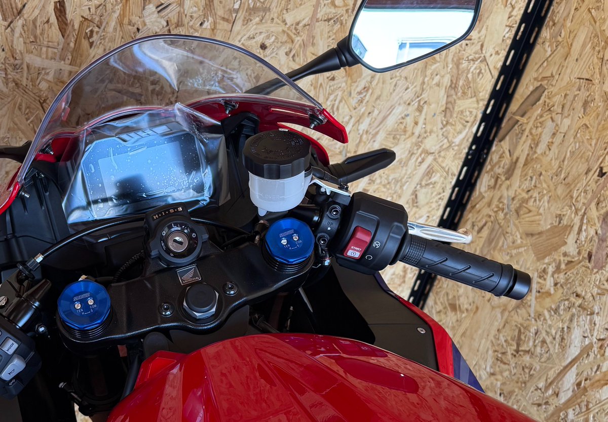 hiroSC59's tweet photo. フルカウルのバイクでよく排気量や装備でスーパースポーツ(SS)かスポーツバイクかわからないようなバイクが沢山あるけどRちゃんにも言ってる簡単な見分け方！
初期からフロントブレーキマスターがラジアルかどうか！
別体式フルードタンクならSS(写真右)
一体型ならスポーツバイク(写真左) https://t.co/CsCBMJYbWv
