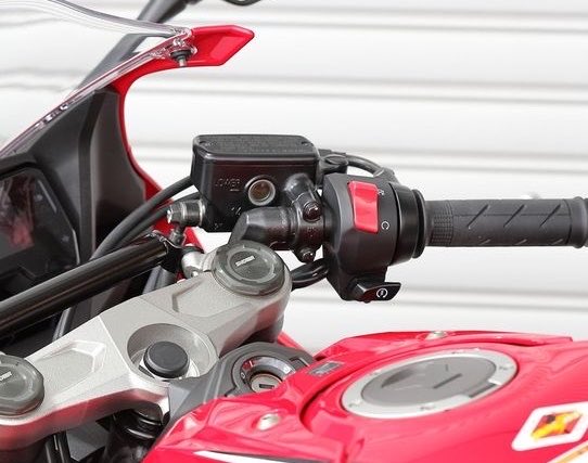 hiroSC59's tweet photo. フルカウルのバイクでよく排気量や装備でスーパースポーツ(SS)かスポーツバイクかわからないようなバイクが沢山あるけどRちゃんにも言ってる簡単な見分け方！
初期からフロントブレーキマスターがラジアルかどうか！
別体式フルードタンクならSS(写真右)
一体型ならスポーツバイク(写真左) https://t.co/CsCBMJYbWv