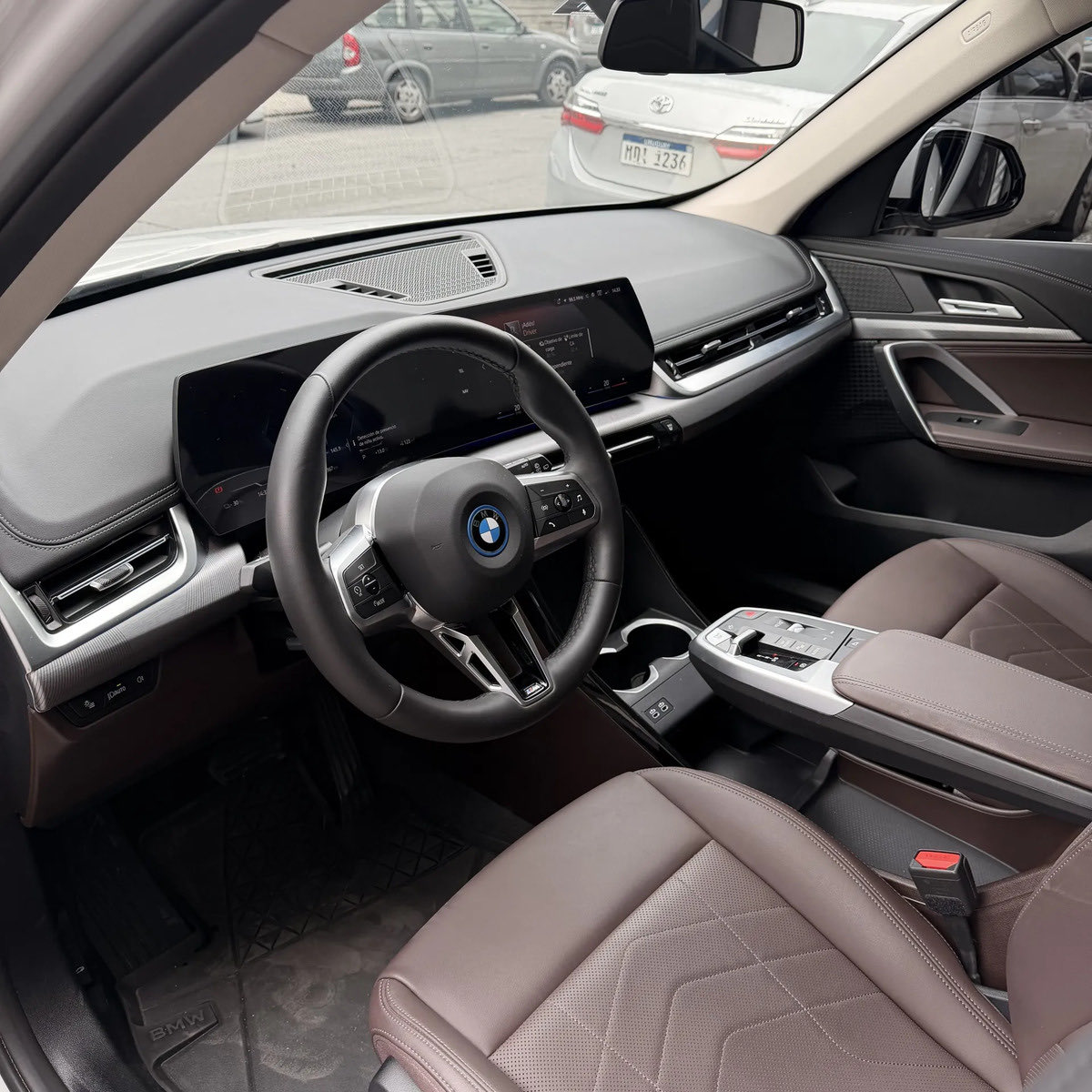 v6uruguay's tweet photo. ¿Una BMW eléctrica M Sport usada o un Tesla 0 km?

🇩🇪 BMW iX1 eDrive20 M Sport 2025
US$ 41.900

🇺🇸 Tesla Model Y Long Range 0 km
US$ 41.490

La BMW costaba US$ 79.990 cuando salió nueva.

Por casi la misma plata, ¿te quedás con el Tesla, o te llevás la BMW ?

Disponible en V6👇 https://t.co/efQd9eQiFN