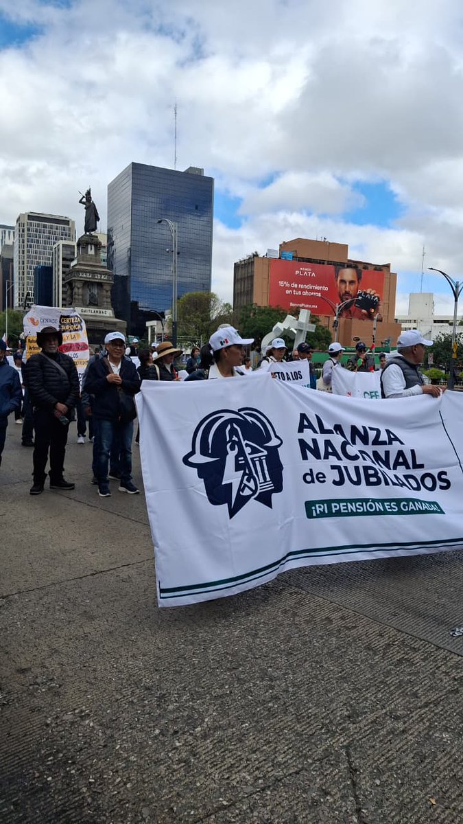 UnoNoticias's tweet photo. #ÚLTIMAHORA 🚨 Jubilados de #CFE, #Pemex y Luz y Fuerza preparan marcha al #Zócalo de la #CDMX, ahora obstruyen el paso en carriles centrales de Paseo de la #Reforma a la altura del Monumento a Cuitláhuac dirección centro. 

Los manifestantes exigen al Gobierno Federal frenar la aplicación retroactiva de la reforma al artículo 127 constitucional, respetar el pago íntegro de sus pensiones y garantizar los derechos laborales de extrabajadores de estos sectores.

#PortalUnoTv