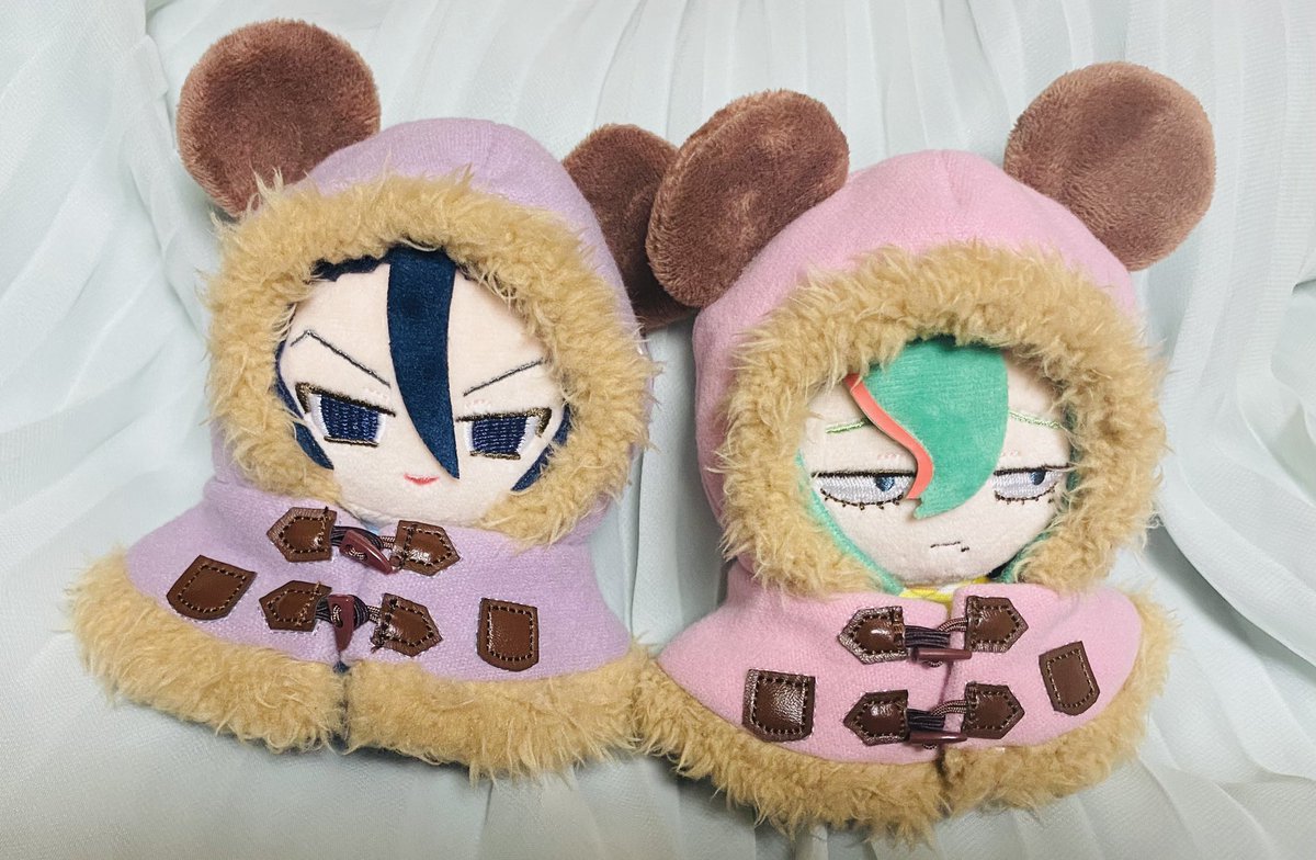 23tsugumu's tweet photo. ディズニーストアで売っているポンチョ。
サイズ感はこんな感じです。
ぺろ巻ちゃん結構いい感じで、プチ巻ちゃんには少し大きい。むちぬいちゃんたちにも若干大きい。
でも生地がしっかりしてるので、自立できてみんなとても良いです。かわいい。 https://t.co/FS2Ttgb17X