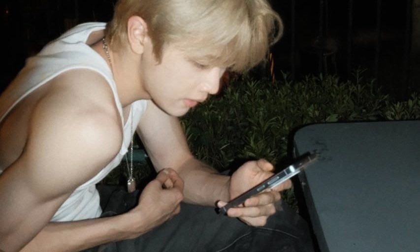 sqruine's tweet photo. 숑찬 휴대폰 엿보기 #넨숑 [동갑]
— nensyong interactive au 

play as jsc as he makes questionable choices in college and accidentally becomes the plot 

> https://t.co/a9xRPkUm2J [🇬🇧🇰🇷🇮🇩] https://t.co/zsDYIZHK4p